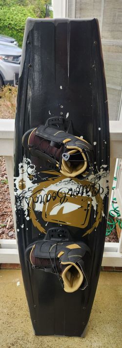 Wakeboard with Bindings Black and Gold