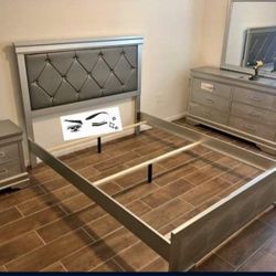 4 PIECES BEDROOM SET (QB, Dresser, Mirror And Nightstand) New In Box