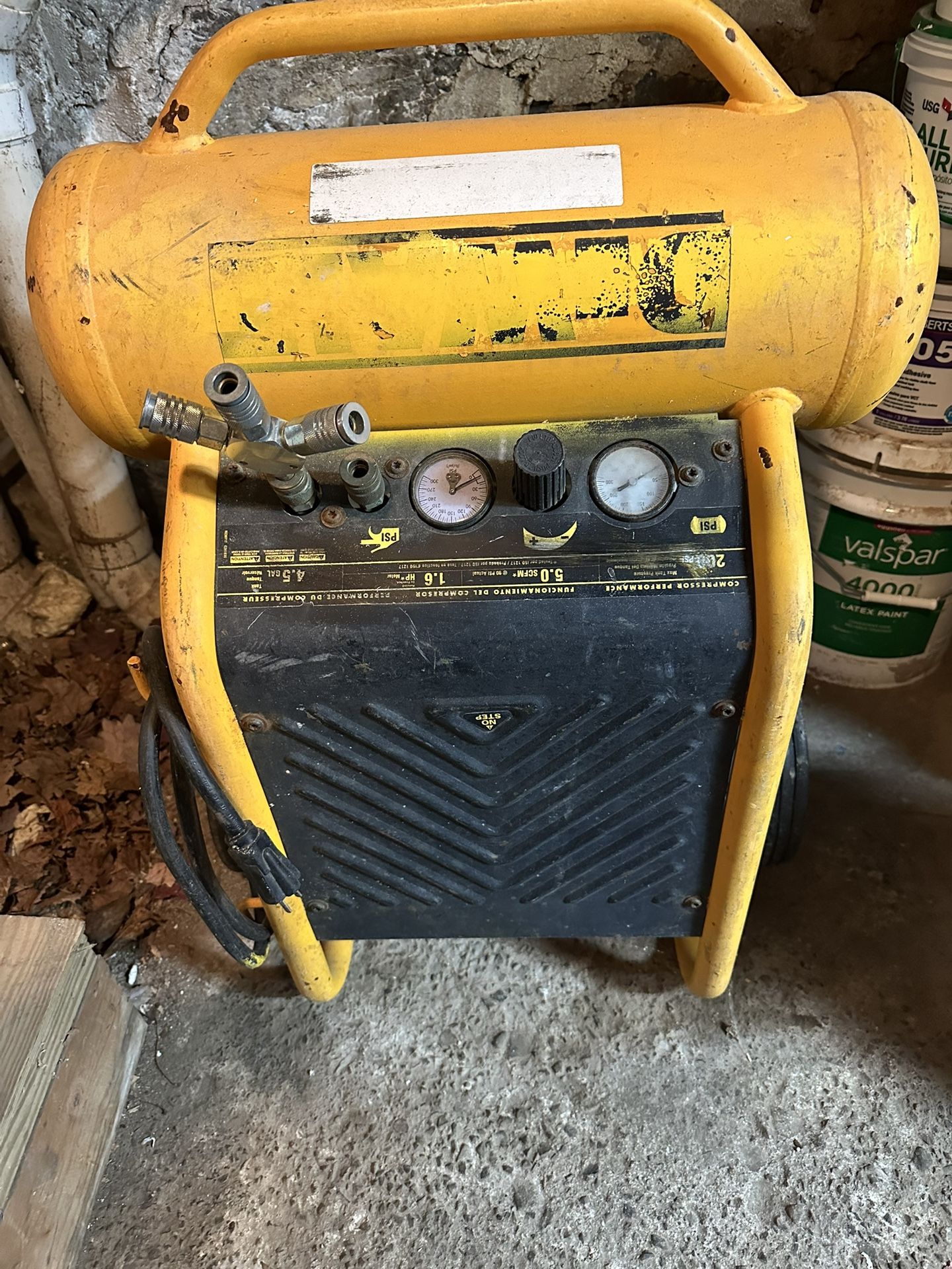Dewalt 200 PSI 4.5 Gal Compressor