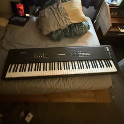 YAMAHA MX-88 KEY WEIGHTED SYNTHESIZER 