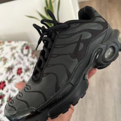 Nike Tennis Shoes Size 6Y Use Like New 