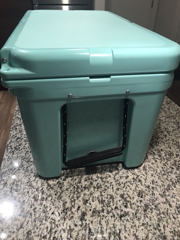 *LIMITED EDITION* 35qt. Seafoam Green YETI Cooler for Sale in Austin, TX -  OfferUp