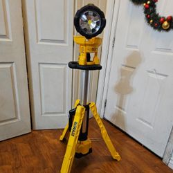 DEWALT 20V MAX 3000-Lumen Tripod Light Kit