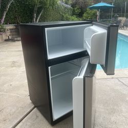 3.1 cu ft Mini Refrigerator with Freezer 