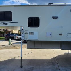 2005 Lance Over Head Camper 915 9'6"