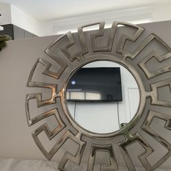 Decorative Round Accent Mirror – Modern / Glam Style