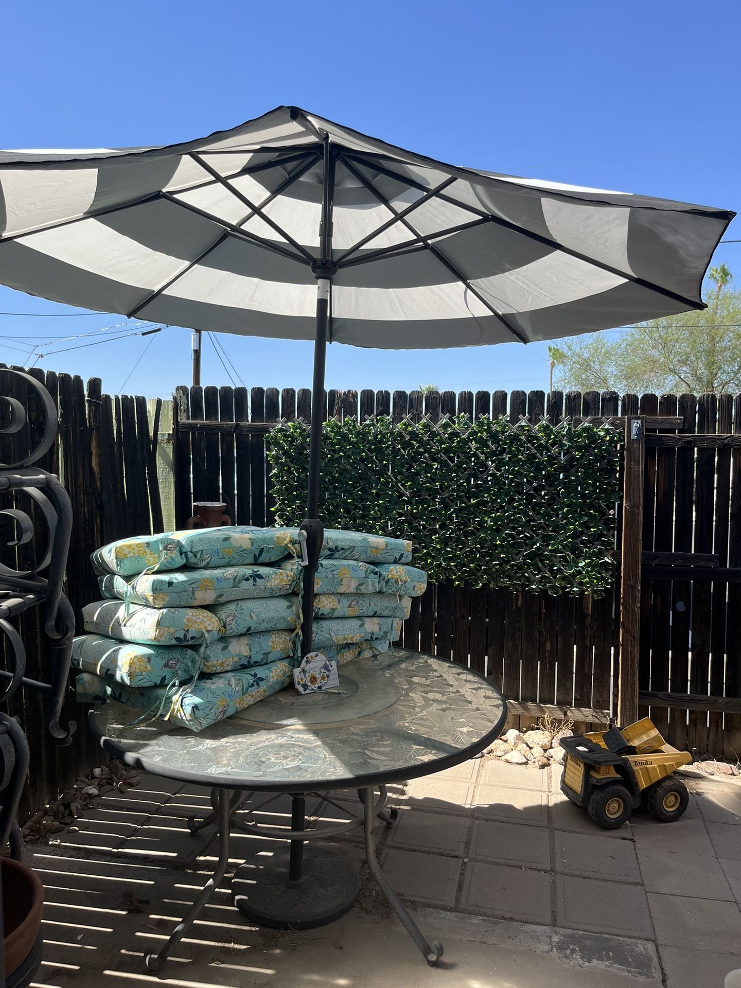 Lazy Susan Patio Table Umbrella Hole And 5 Chairs
