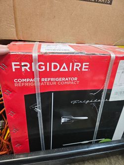 1.6 cu ft retro mini fridge