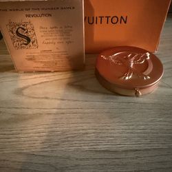 Revolution “The World of Hunger Games” pressed powder highlight