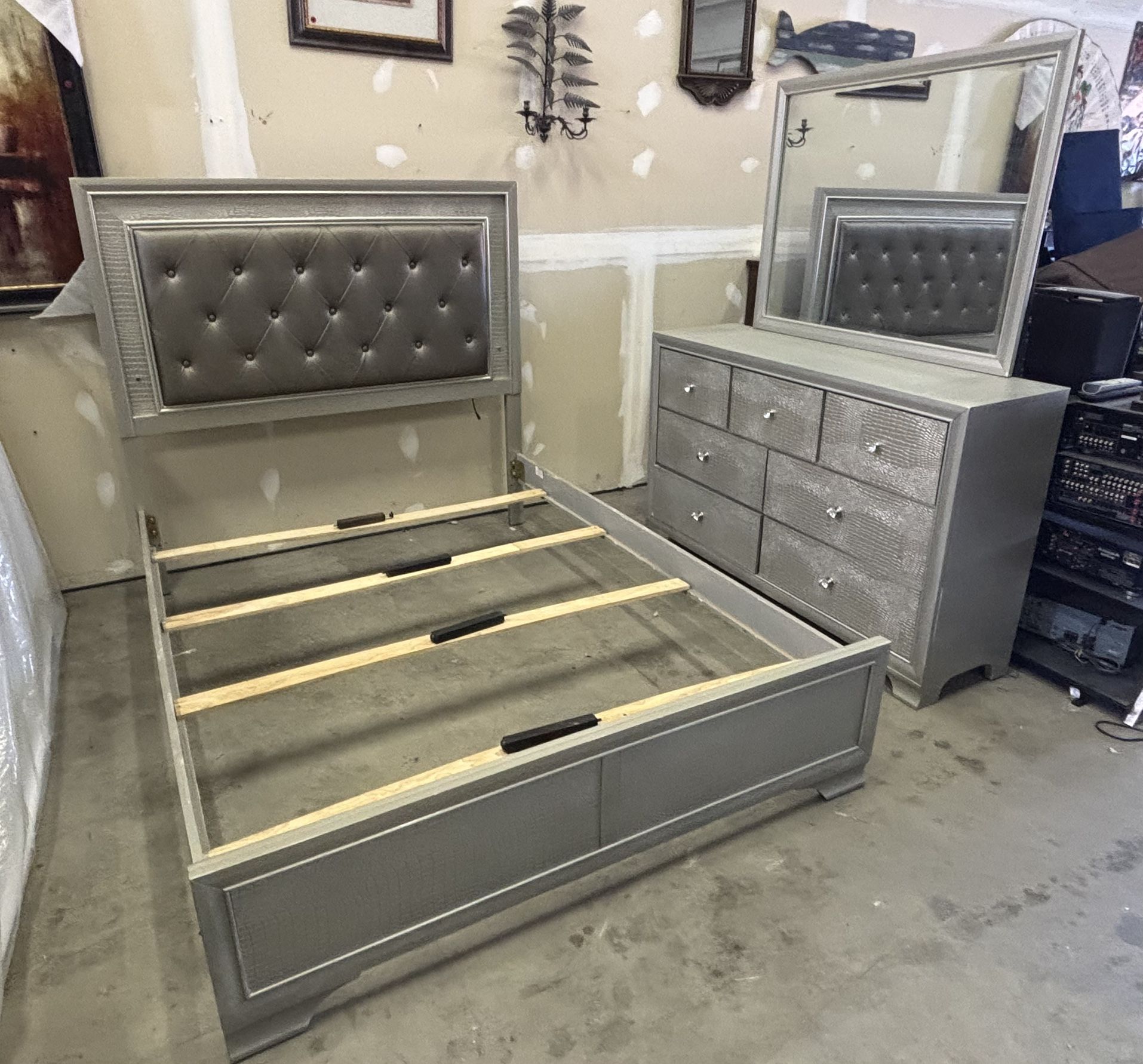 Crown Mark Furniture 3pc Queen bedroom set - in Champagne Silver 