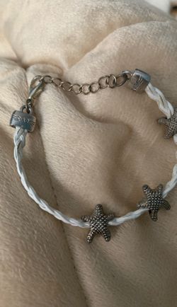 Adorable white bracelet with starfish on them