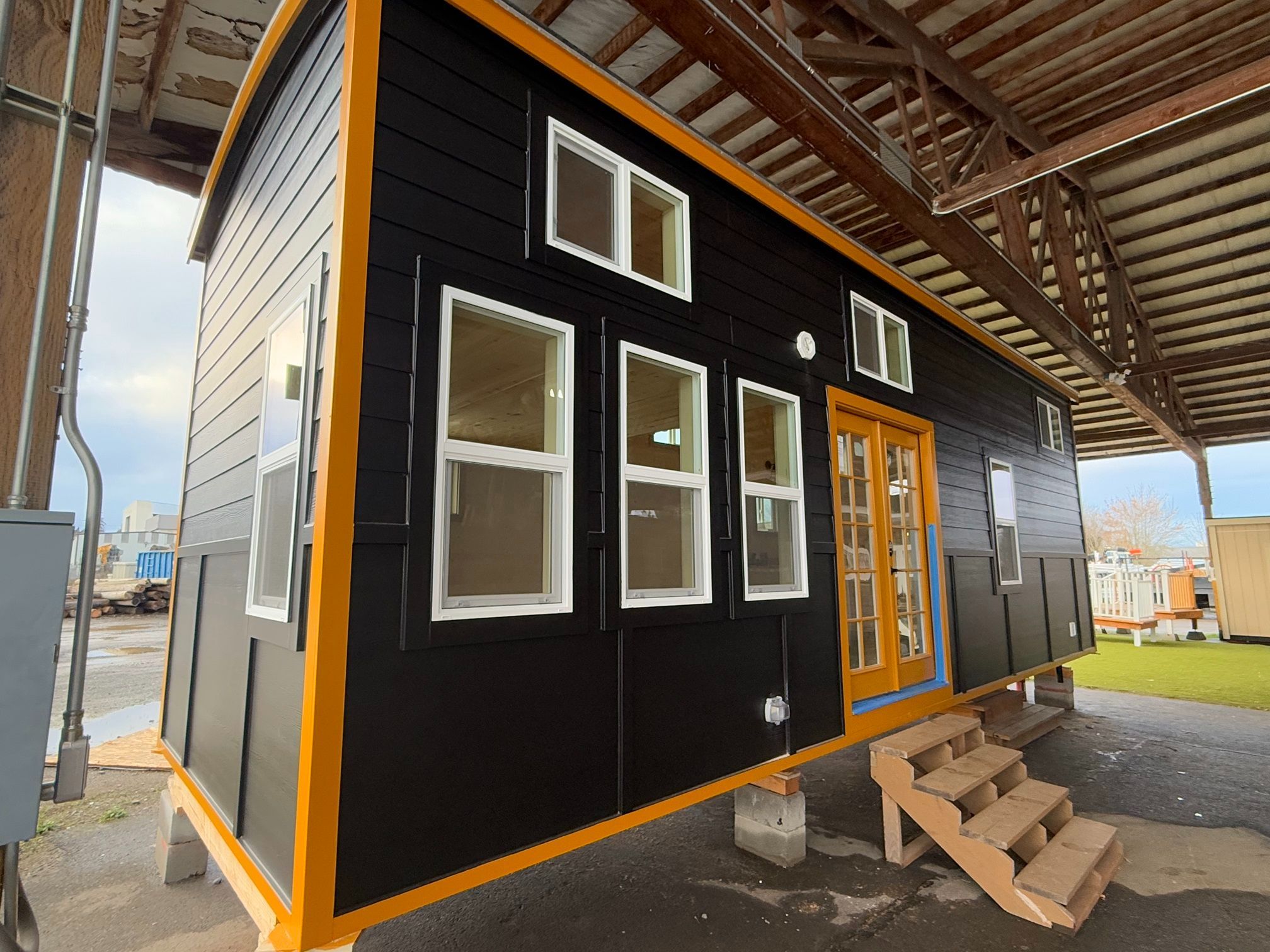 TINY HOUSE ON WHEELS PROFESSIONALLY BUILT W/ KITCHEN BATH LAUNDRY LOFT