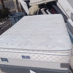SertA queen Pillowtop Mattress And Box Spring 