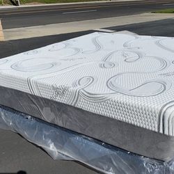 Queen Organic Hybrid Cool Gel Memory Foam Mattress! 