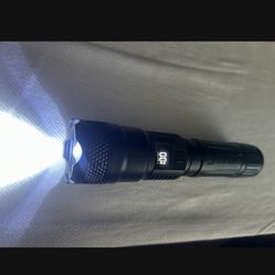 Powerful P70 Led Flashlights 5000LM Ultra Bright Tactical Light Emergency Spotlights Telescopic Zoom Light Built-in Battery
