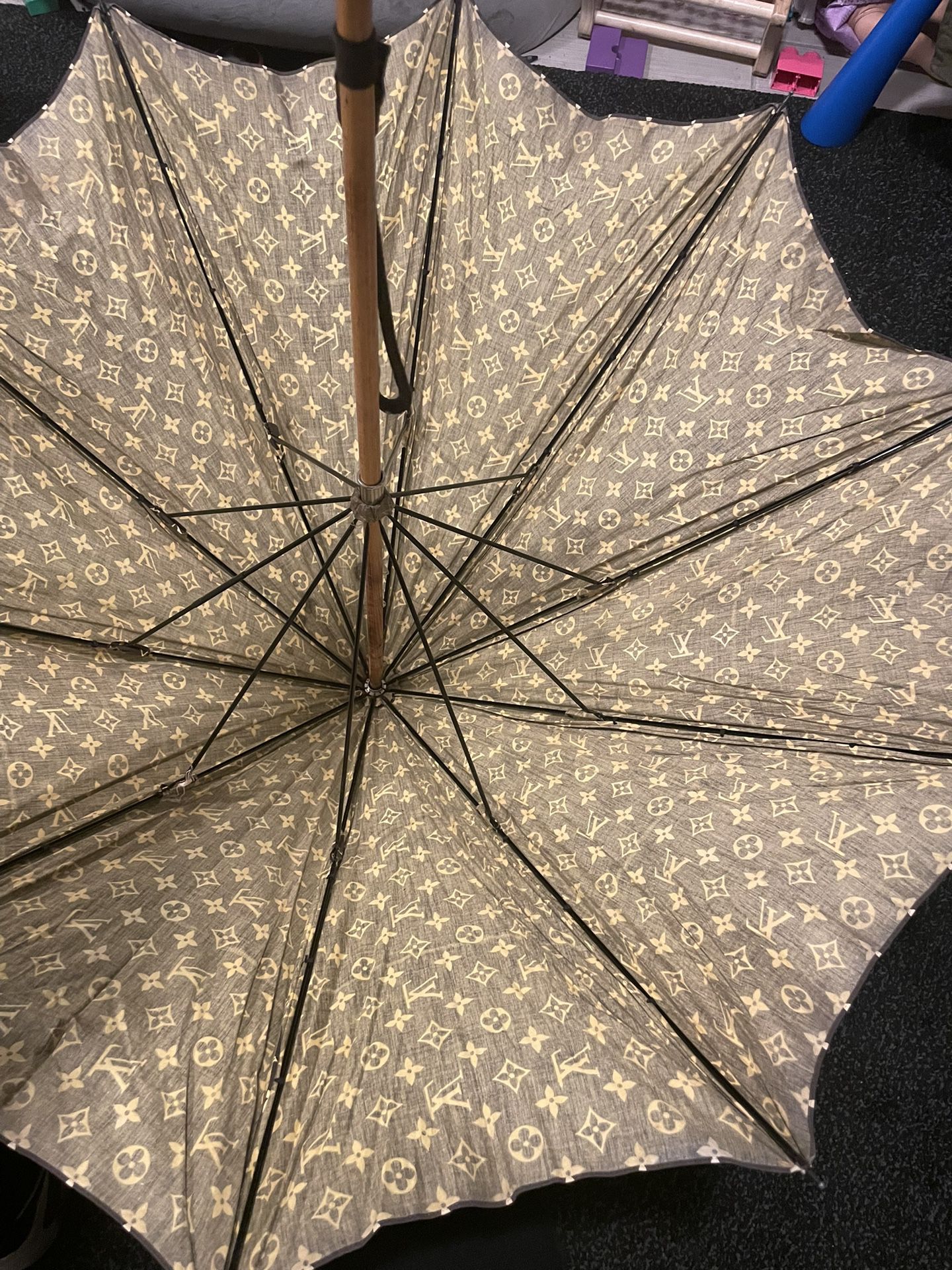 louis vuitton umbrella wooden handle