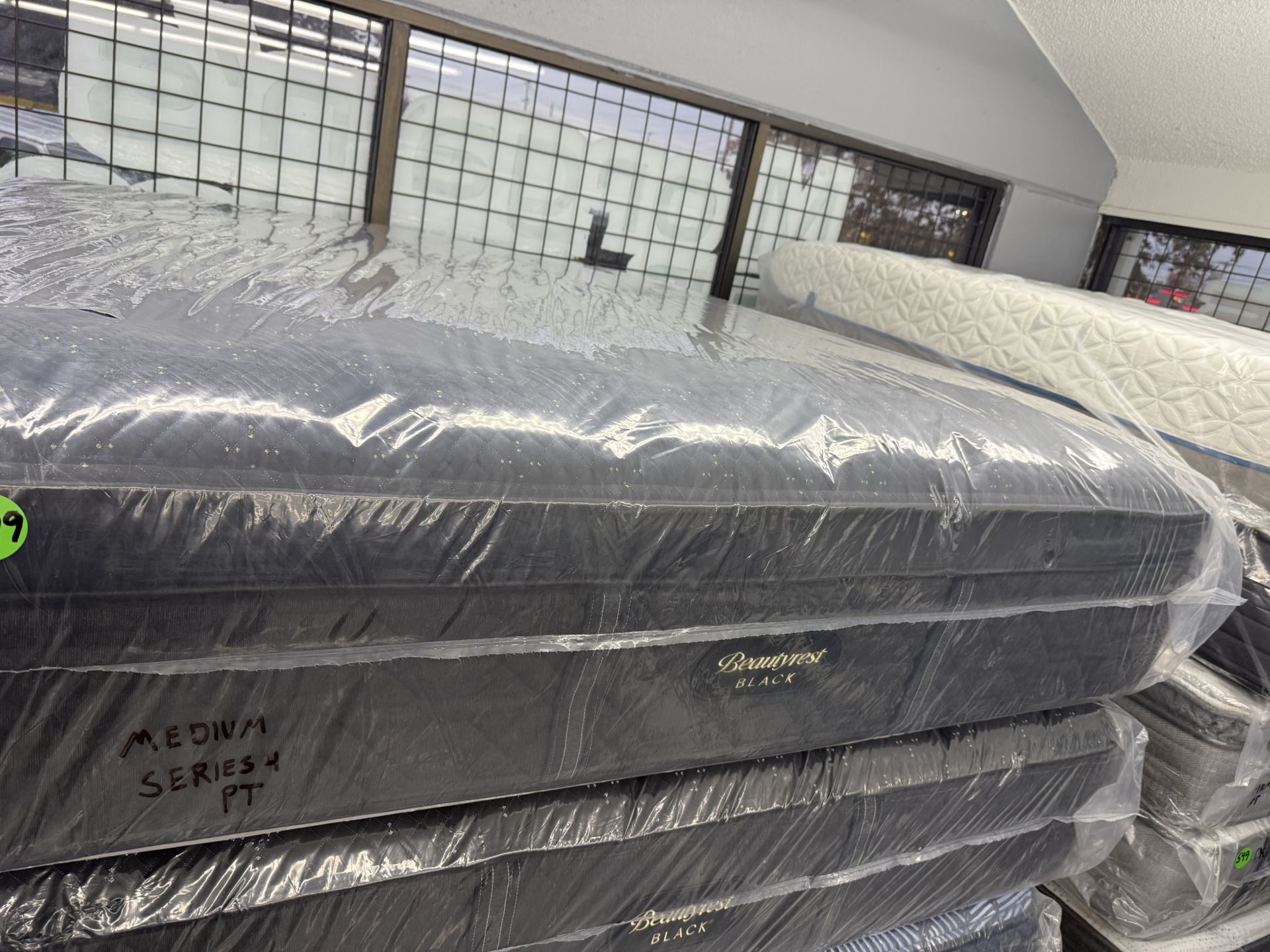KING SIZE SIMMONS BEAUTYREST BLACK SERIES 4 (MEDIUM) PILLOW TOP MATTRESS &