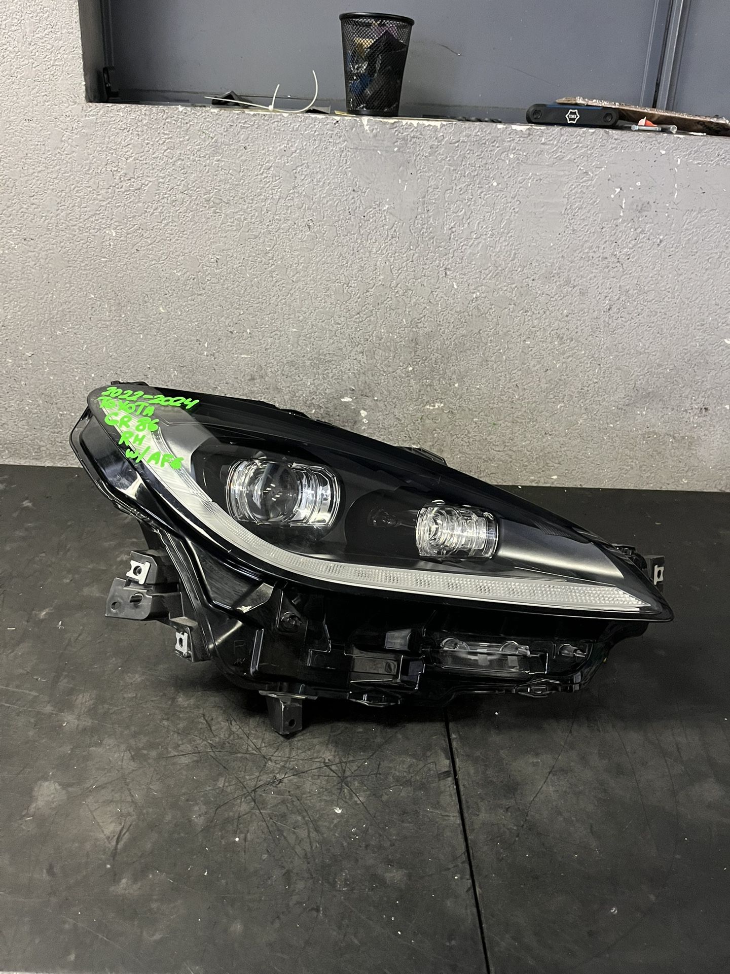 2022-2023-2024 TOYOTA GR86 RIGHT HEADLIGHT OEM USED