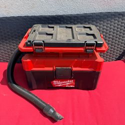Milwaukee M18 FUEL PACKOUT Wet/Dry Vacuum + XC 5.0 Battery