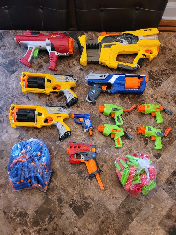 Nerf Guns Lot - 11 guns + 2 bags of ammo / foam Darts / bullets