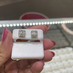 10k Gold Diamknd Baguette And Round Diamknd Earrings  Set …💎💎💎