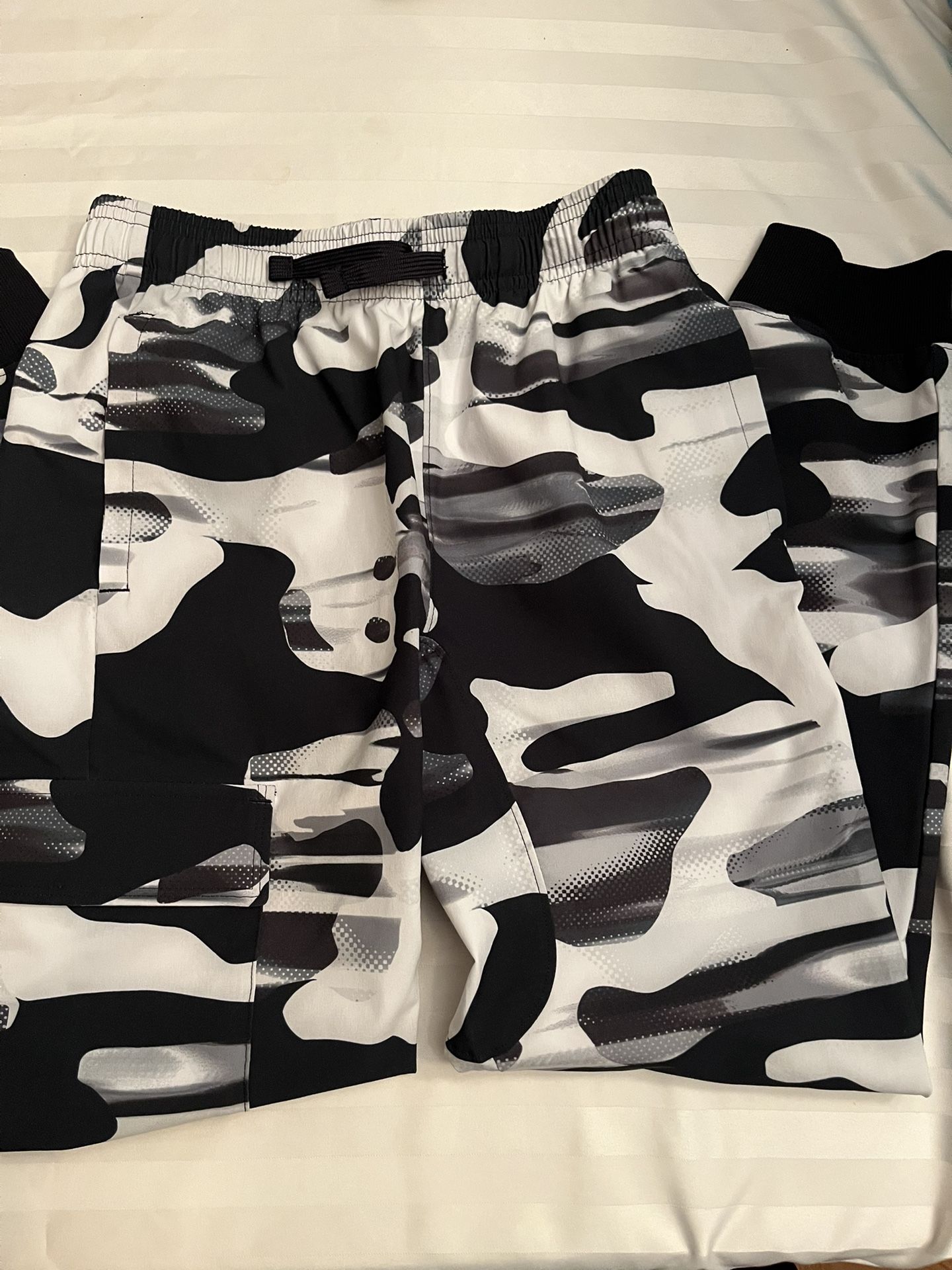 Under Armour Boys Sz. M Black & Gray Light Cargo Sport Pants. Exc. Conditio