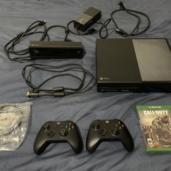 Xbox One 500GB, Two Controllers + Headset, Kinect + 1 Video Game