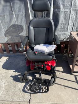 ALMOST NEW ELECTRIC CHAIR SHOPRIDER 6 RUNNER ELECTRIC WITH CHARGER HAVE DUTY POWER WELLCHAIR