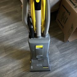 Upright vacuum cleaner