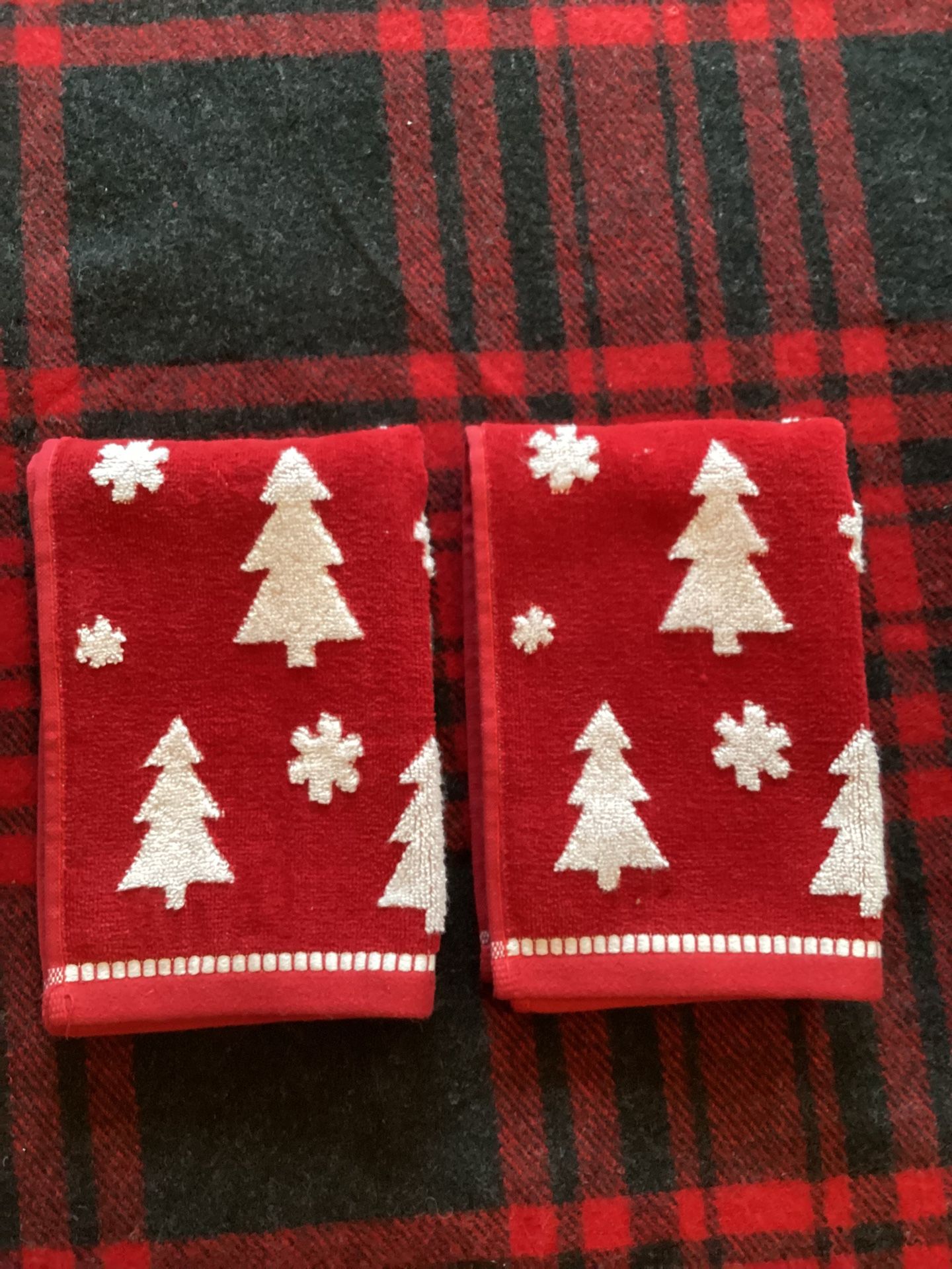 (SET)Retail $28.99)NEW CARO-WINTER TREES + SNOWFLAKES RED PLUSH BATHROOM Set of 2 HAND TOWELS (SEE PICS) 12 x 18”