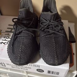 Yeezy 350 Triple Black Sz10 Used