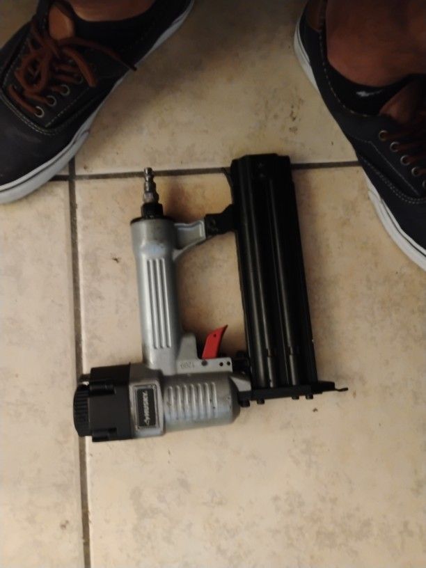 HUSKY 18 GAUGE BRAD NAILER PNEUMATIC