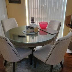 Kitchen Table 4 Chairs Beautiful Condition