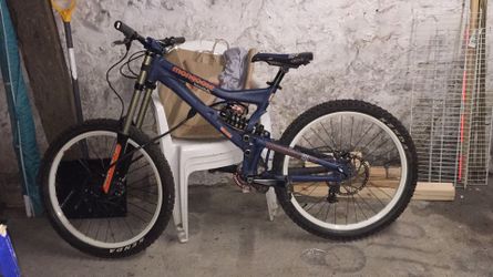 Mongoose dh best sale team mountain bike