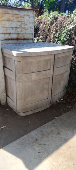 Suncast storage shed/ utility box