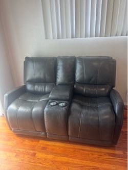 Couch - 2 seat electric recliner