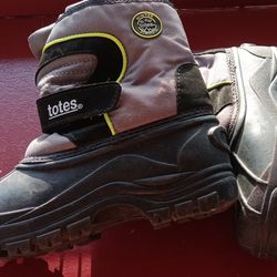 Size 4 Boys, 6 Women Snow Boots