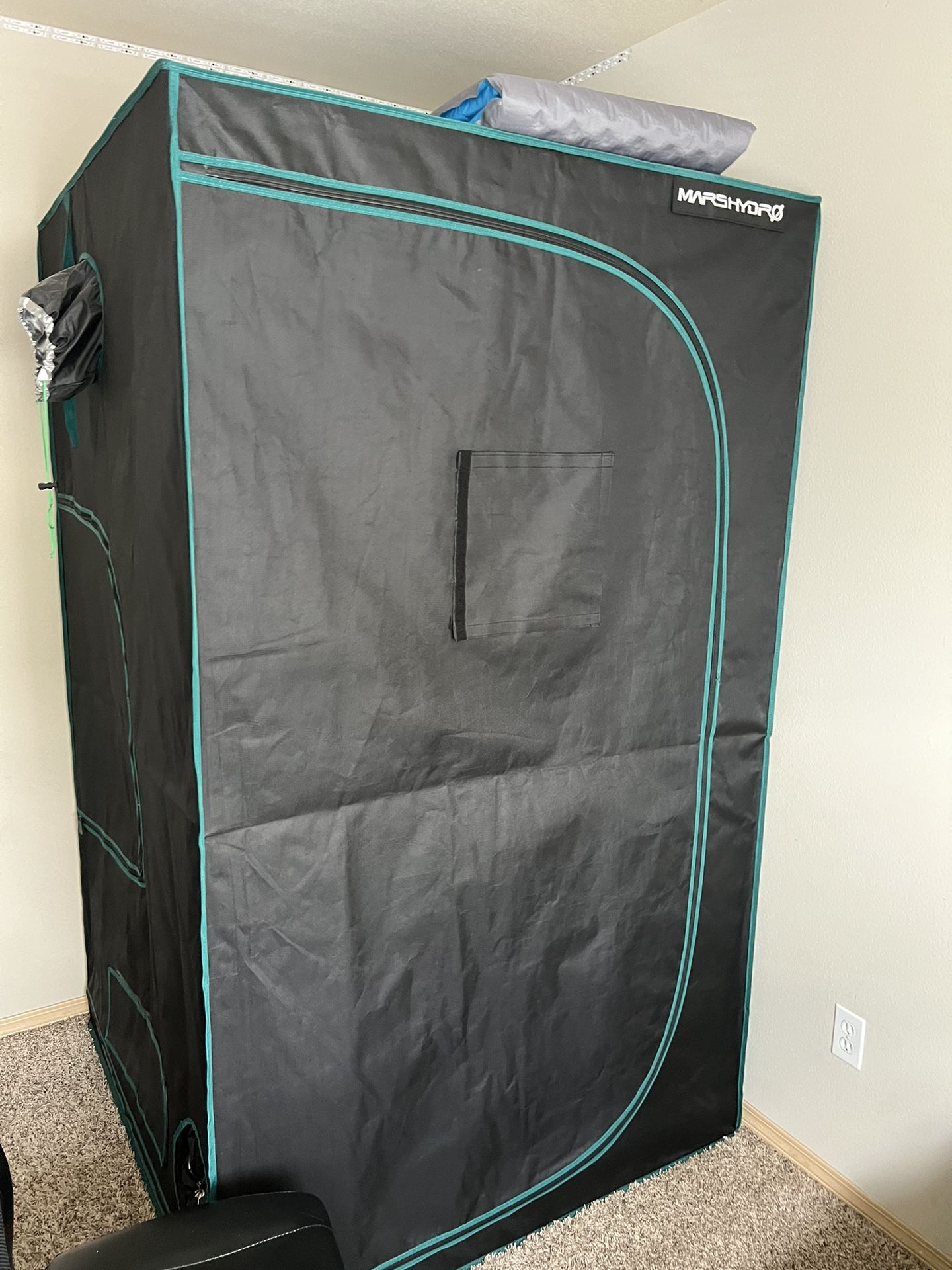 Grow tent kit with light 4