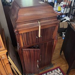 2 Victrola talking machines/phonographs