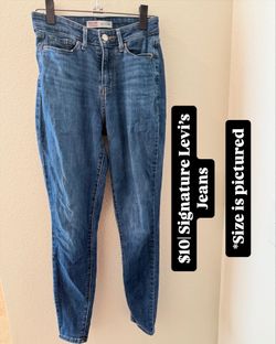 $10| Signature Levi’s Jeans| Size is pictured