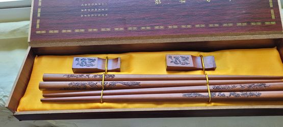 Chopsticks set 4 pieces new. Box included. Signed.