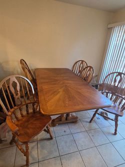 Vintage Oak Dining Table w/ 6 chairs & Leaf Insert (Delivery Available)