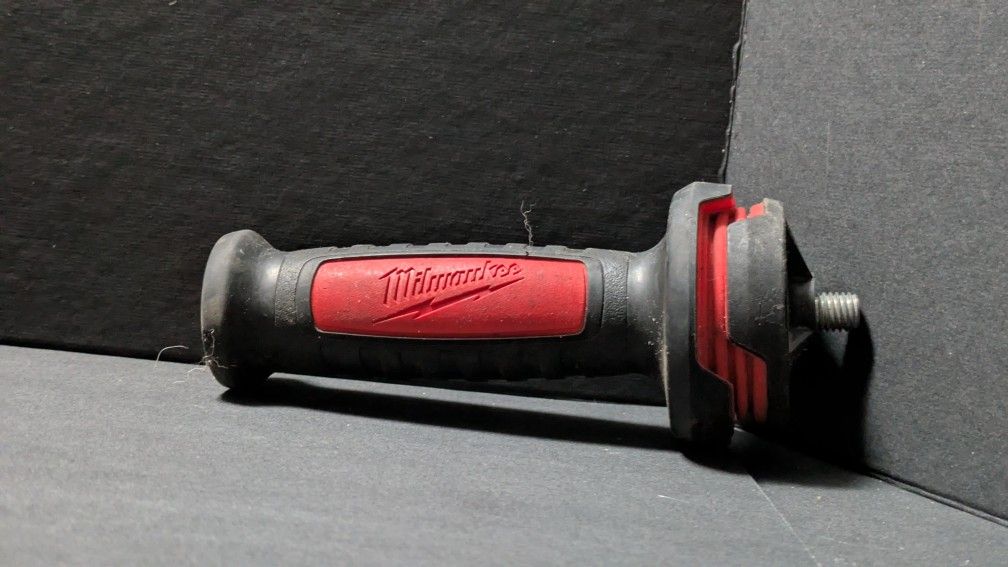Milwaukee Side Handle / Auxiliary Handle ๐ง
Original Milwaukee side handle โ perfect replacement or upgrade for your drill or grinder.
โ Genuine Mil