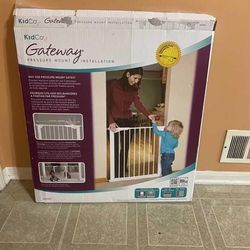 kidsco Gateway pressure baby Gate. brand new
