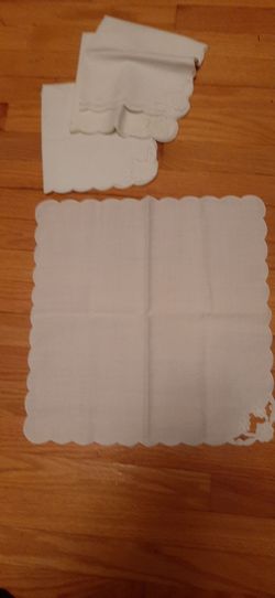 Set of white scalloped table linens