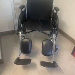 Heavy Duty. Wheelchair. New.  Exelente  300. Lbs  Capacity 