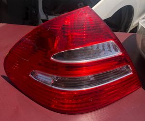 2003-2006 Mercedes E Class Sedan Left Driver LH Side Tail Light