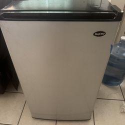 refrigeretor sanyo $40