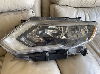 2018 Nissan Rouge Left Side Headlight Broken