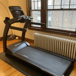 Life Fitness Run CX Treadmill 